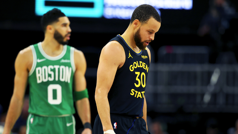 Stephen Curry và Warriors chìm sâu trong khủng hoảng, thua đậm 40 điểm trước ĐKVĐ Celtics