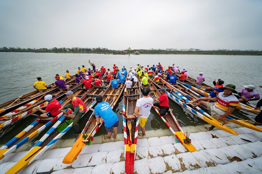 Sôi nổi đua ghe truyền thống chào mừng TP. Huế trở thành trực thuộc Trung ương