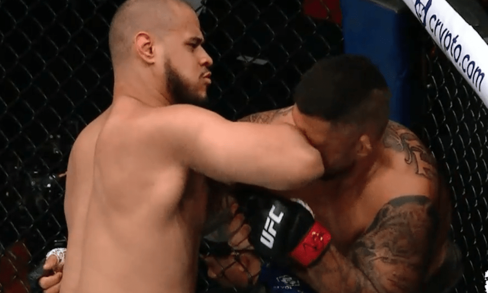 Tân binh 2 mét ra mắt UFC bằng cú chỏ knockout lạnh người