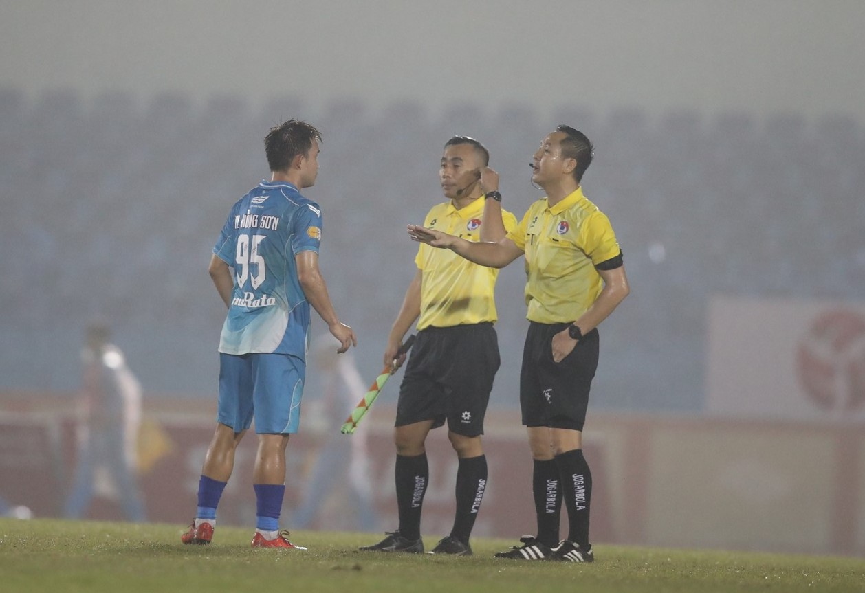 V.League bước vào giai đoạn “nhạy cảm”, trọng tài càng… nóng
