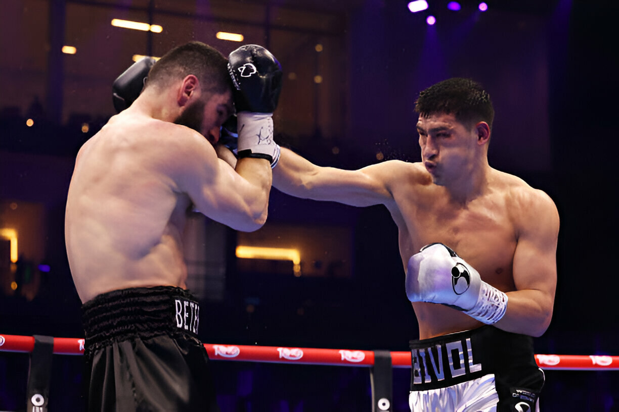 Dmitry Bivol lật ngược thế cờ, đ&aacute;nh bại Artur Beterbiev ở 