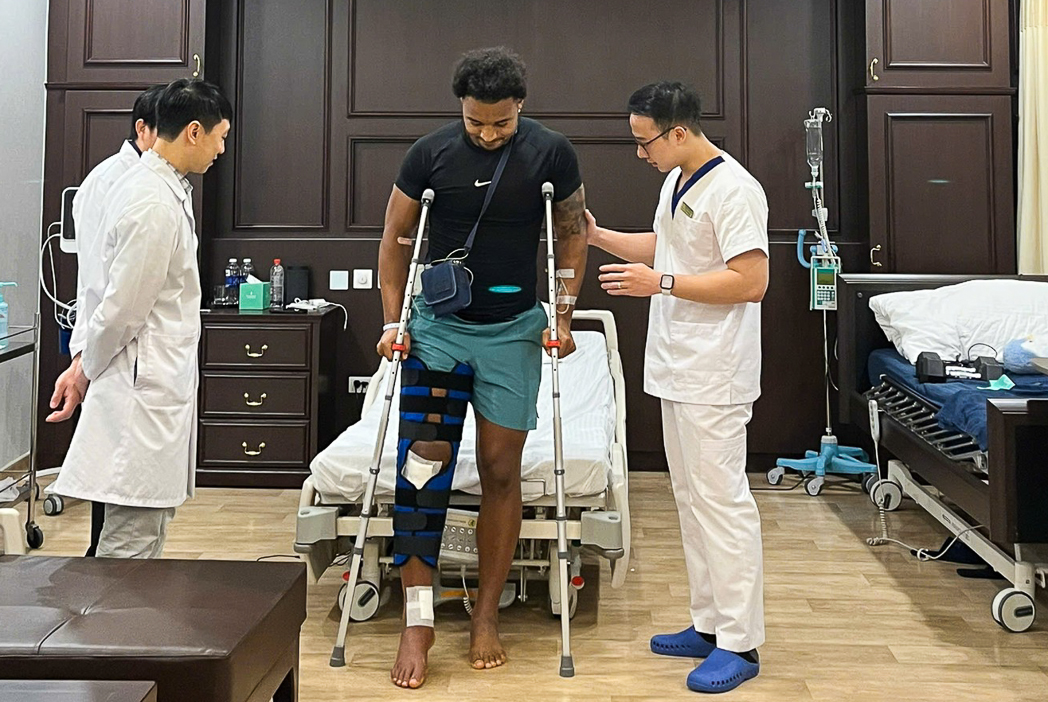 Xuân Son và Hồ Tấn Tài báo tin vui về chấn thương