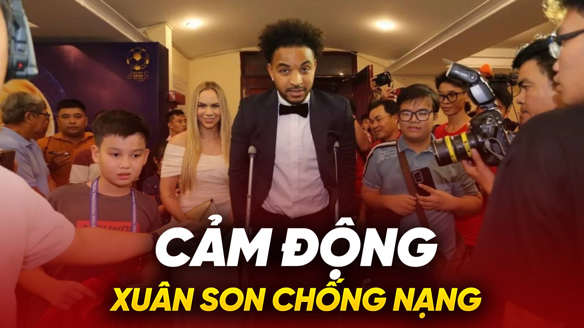 Cảm động Xuân Son chống nạng dự Gala Quả bóng vàng 2024