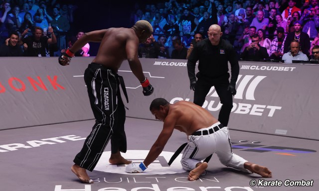 "Người khổng lồ" bị UFC sa thải lại gây sốc bằng cú knockout 8 giây ở giải Karate Combat