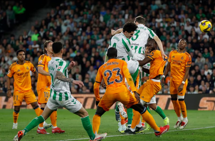 Những người “khổng lồ” của Real Madrid đau khổ vì bàn thua bằng… đánh đầu