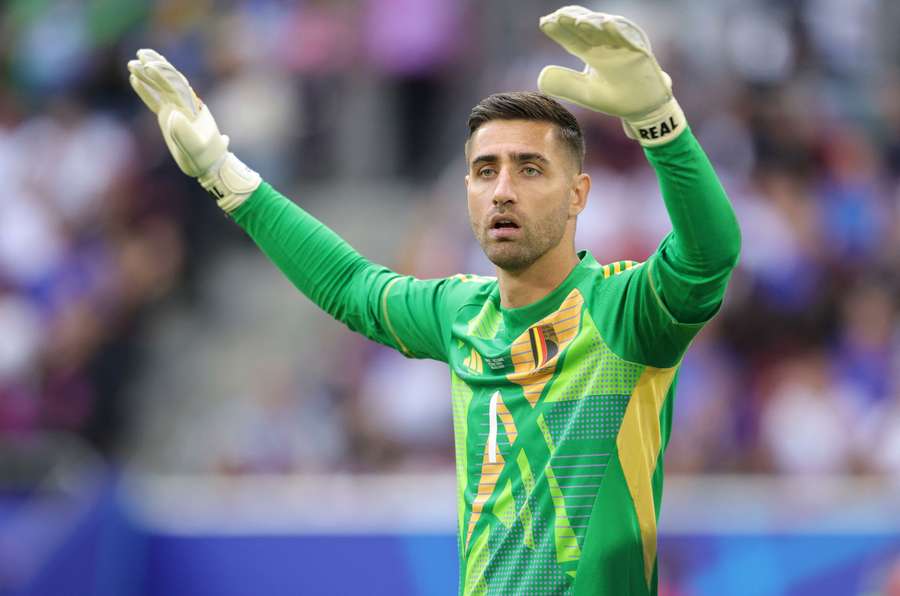 Thủ môn số 1 của Bỉ rời đội tuyển sau khi Courtois quyết định trở lại