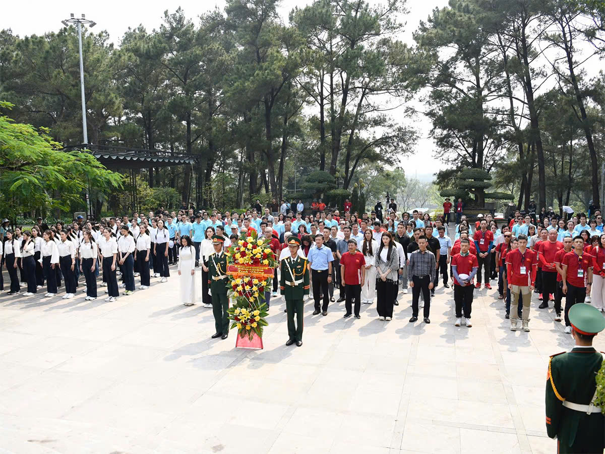 Lễ dâng hương đầy ý nghĩa, xúc động trước thềm giải Vô địch quốc gia Marathon và cự ly dài Báo Tiền Phong 2025