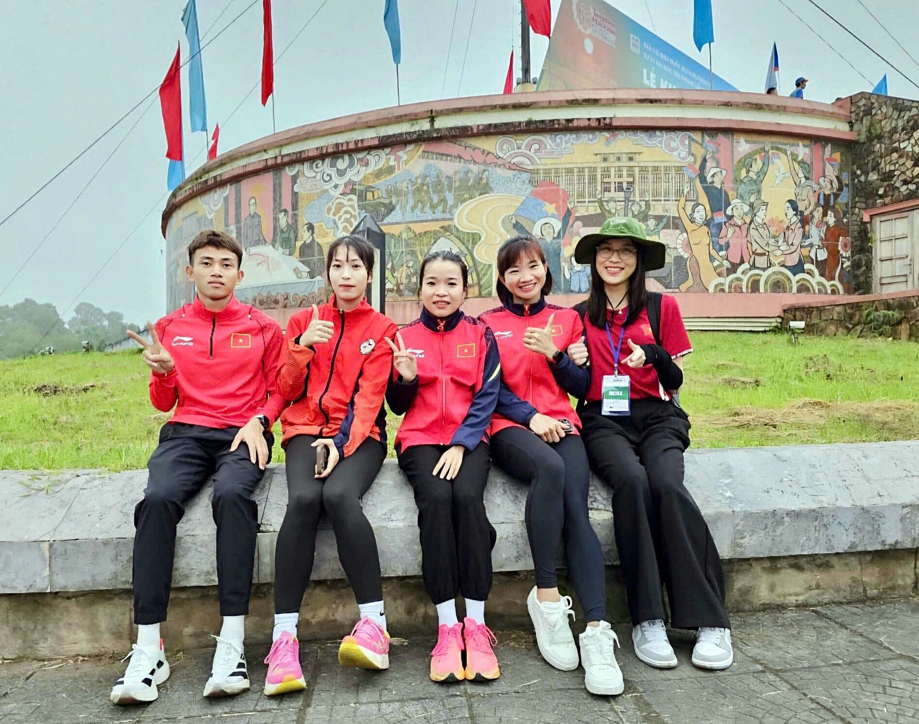 Nguyễn Thị Oanh, Lê Thị Tuyết hào hứng tại lễ Thượng cờ tổ quốc thiêng liêng Tiền Phong Marathon 2025