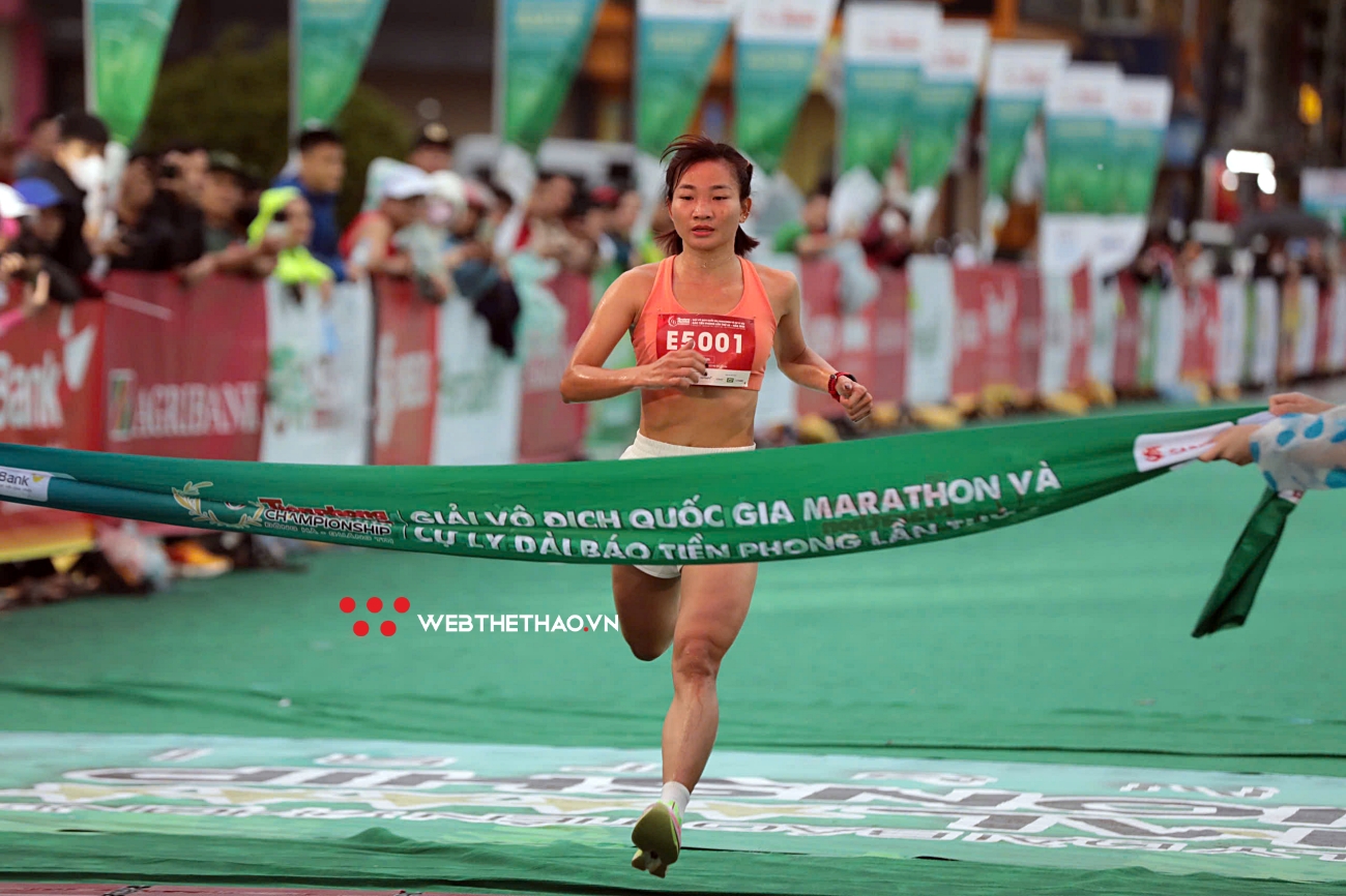 Nguyễn Thị Oanh nối dài kỷ lục trên đường chạy Tiền Phong Marathon 2025
