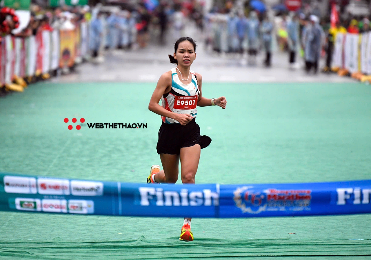 Hoàng Ngọc Hoa vô địch cự ly 42 km nữ hệ tuyển Tiền Phong Marathon 2025 theo 