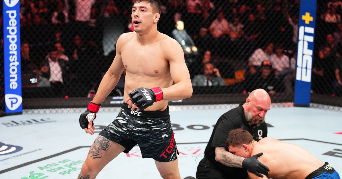 Võ sĩ nhận liền 15 cú đấm cực nặng, fan chỉ trích trọng tài UFC tắc trách