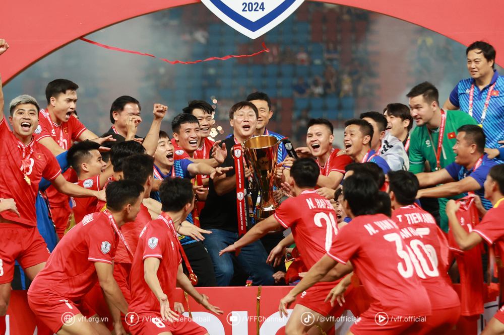 HLV Kim Sang Sik làm thầy các ngôi sao Đông Nam Á, đối đầu Man United