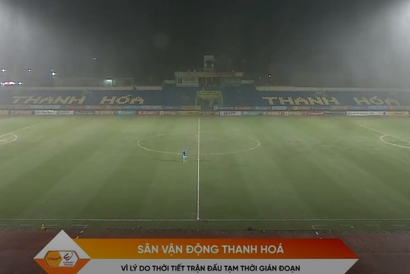 Trận Thanh Hóa vs SLNA bị hoãn hơn 20 phút vì mưa to gió lớn