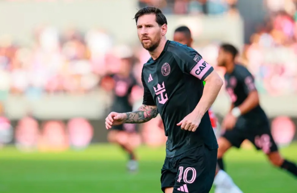 Xem Messi hai lần sút phạt trúng xà ngang khiến Inter Miami tiếc nuối