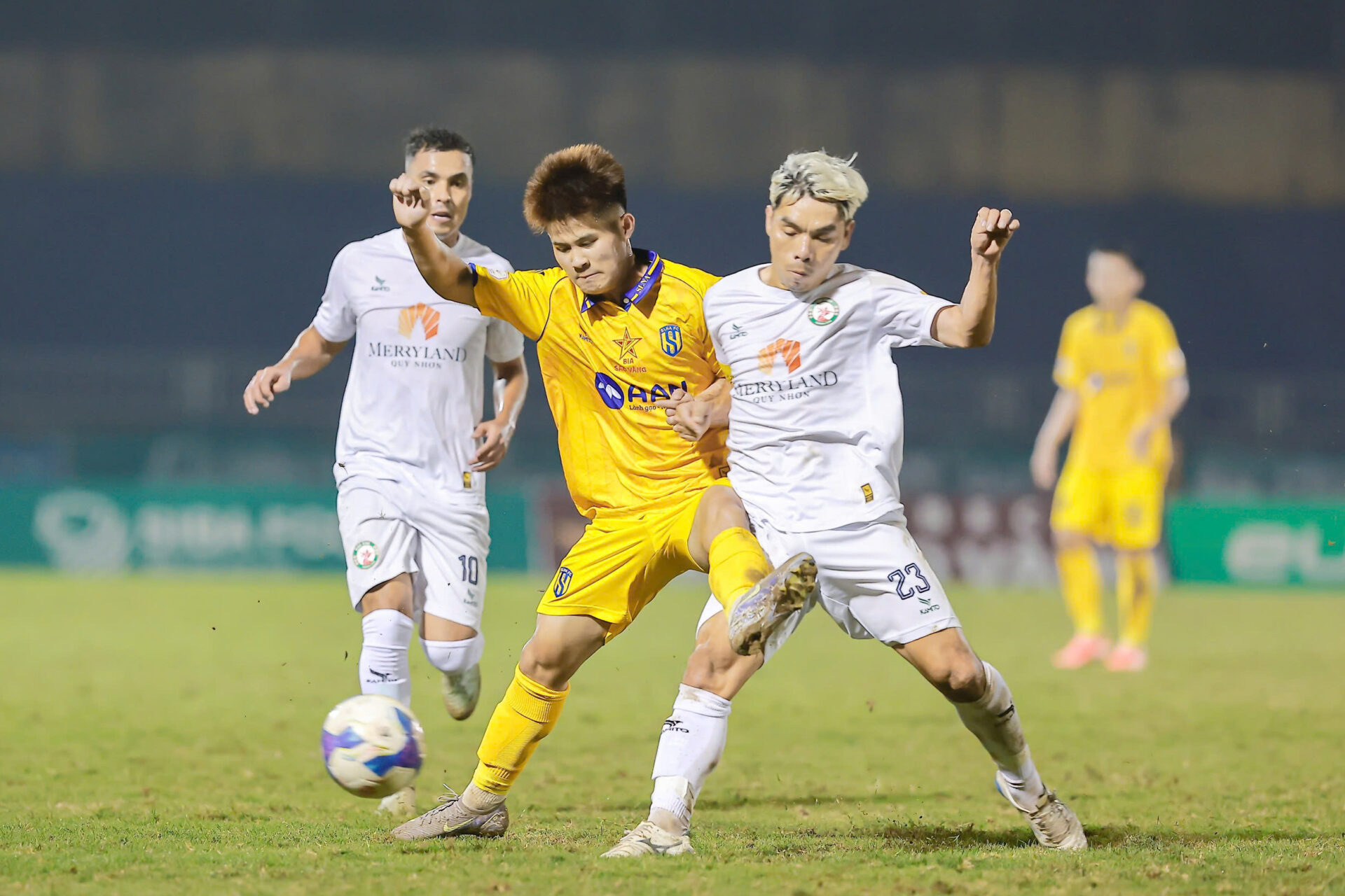 Đua trụ hạng V.League: Đà Nẵng, Bình Định đã “nghèo điểm còn gặp eo” Đua trụ hạng V.League: Đà Nẵng, Bình Định đã “nghèo điểm còn gặp eo”