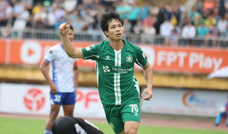 Hai siêu phẩm đá phạt “cực cháy” của Công Phượng
