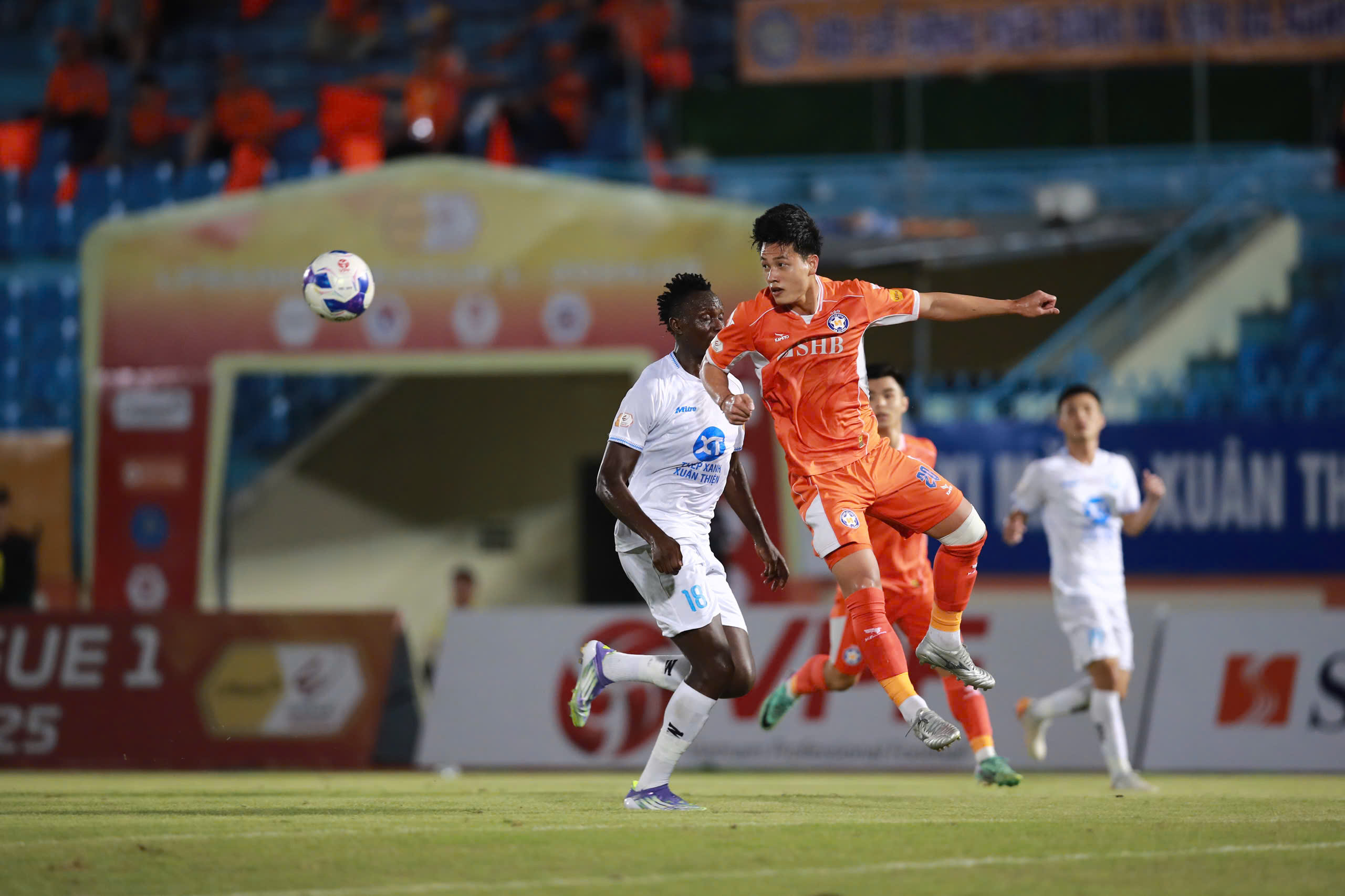 Nam Định bị đội cuối bảng cầm chân, cuộc đua vô địch V.League càng nóng