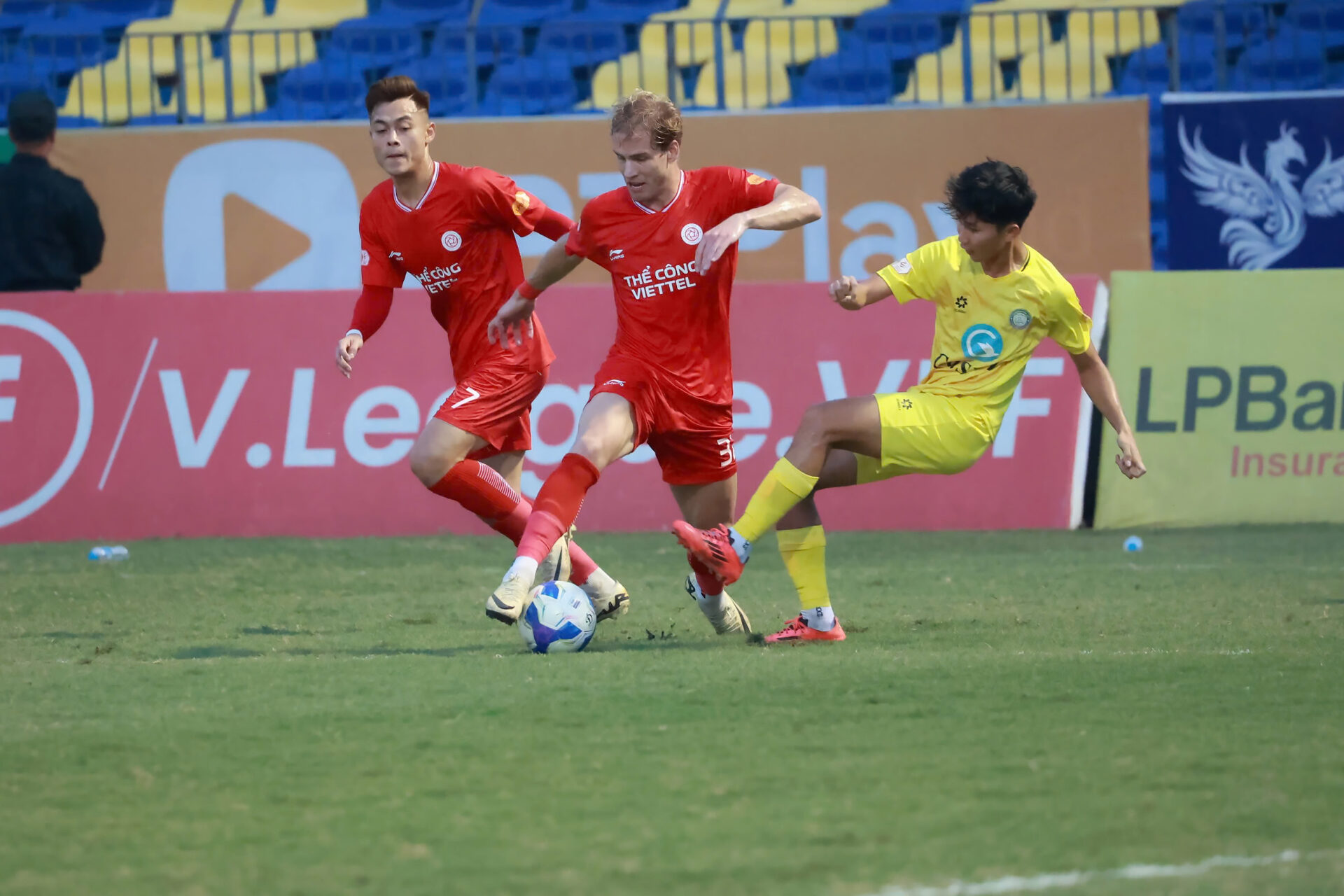 2 quan chức và 9 cầu thủ bị treo giò ở V.League