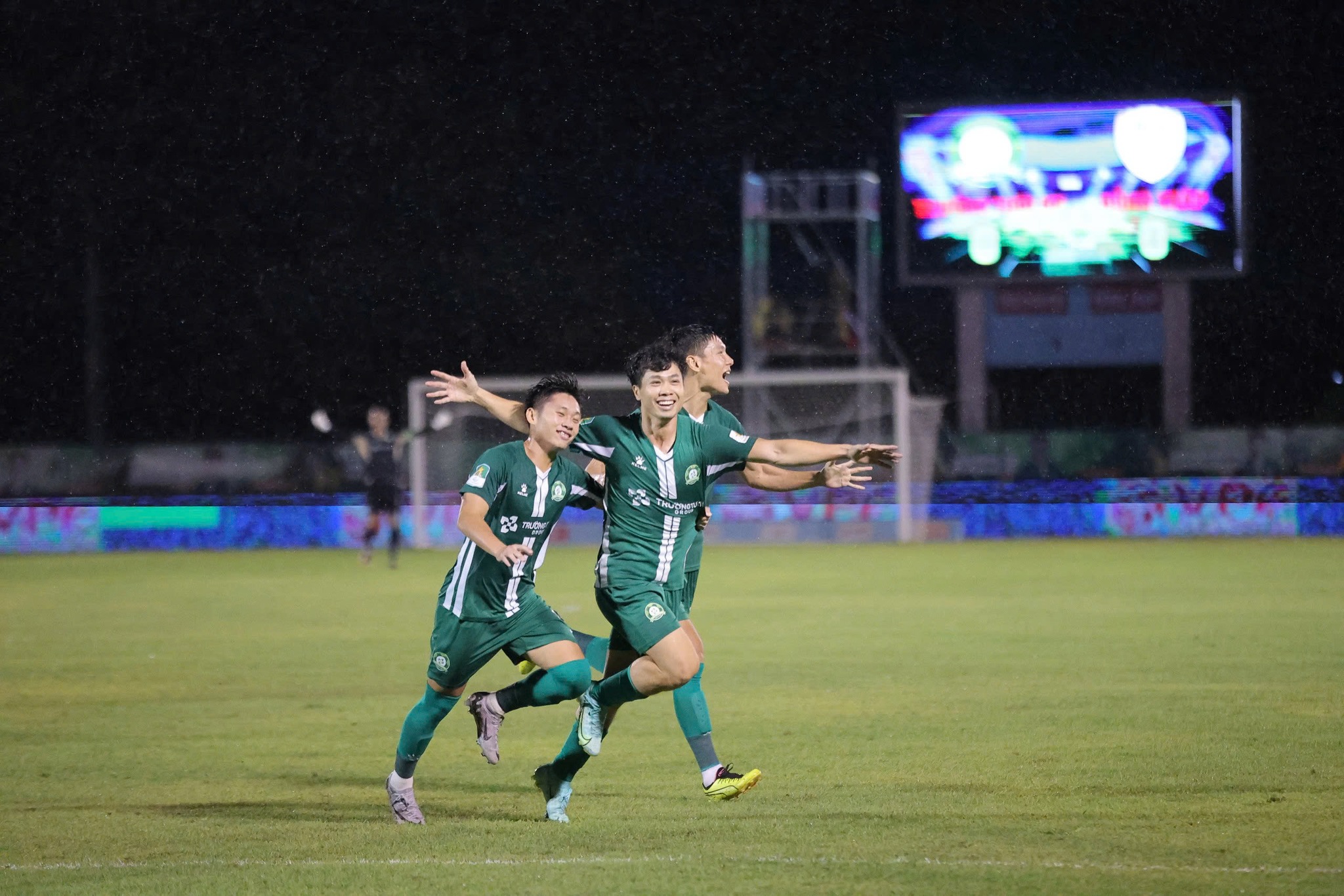 Công Phượng lại lập siêu phẩm đá phạt, cửa lên V.League rộng mở
