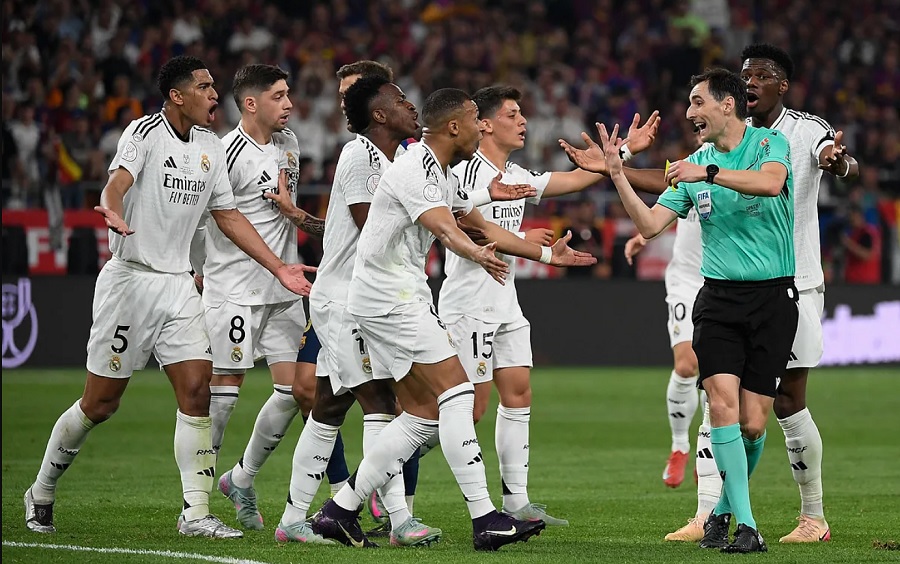 Hậu vệ Real Madrid đối diện án phạt gây sốc sau thẻ đỏ ở trận gặp Barcelona