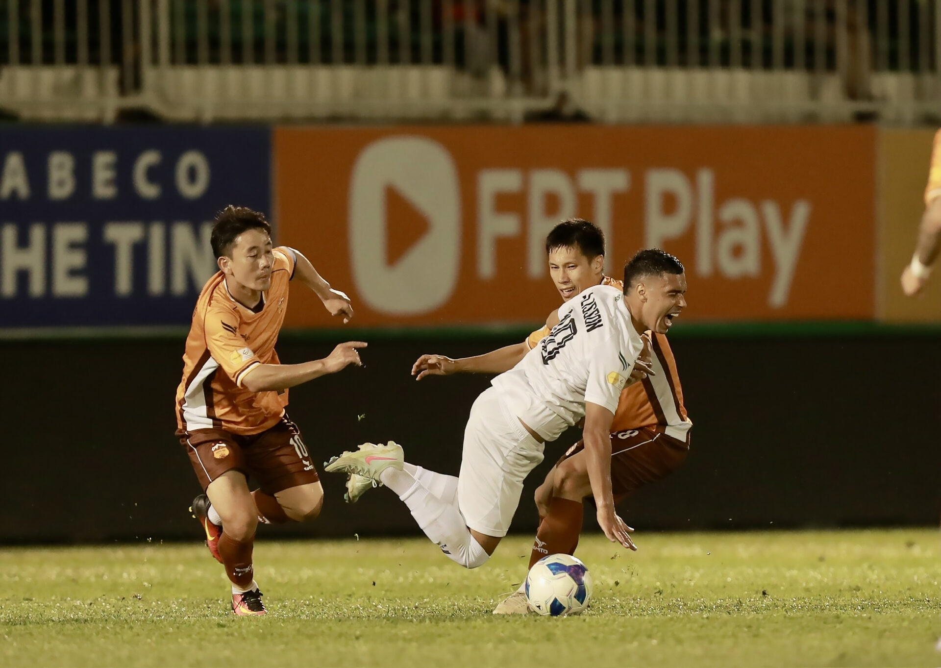 Đóng vai “kẻ phán xử” đua trụ hạng V.League, HAGL có “đá hết chân”? Đóng vai “kẻ phán xử” đua trụ hạng V.League, HAGL có “đá hết chân”?