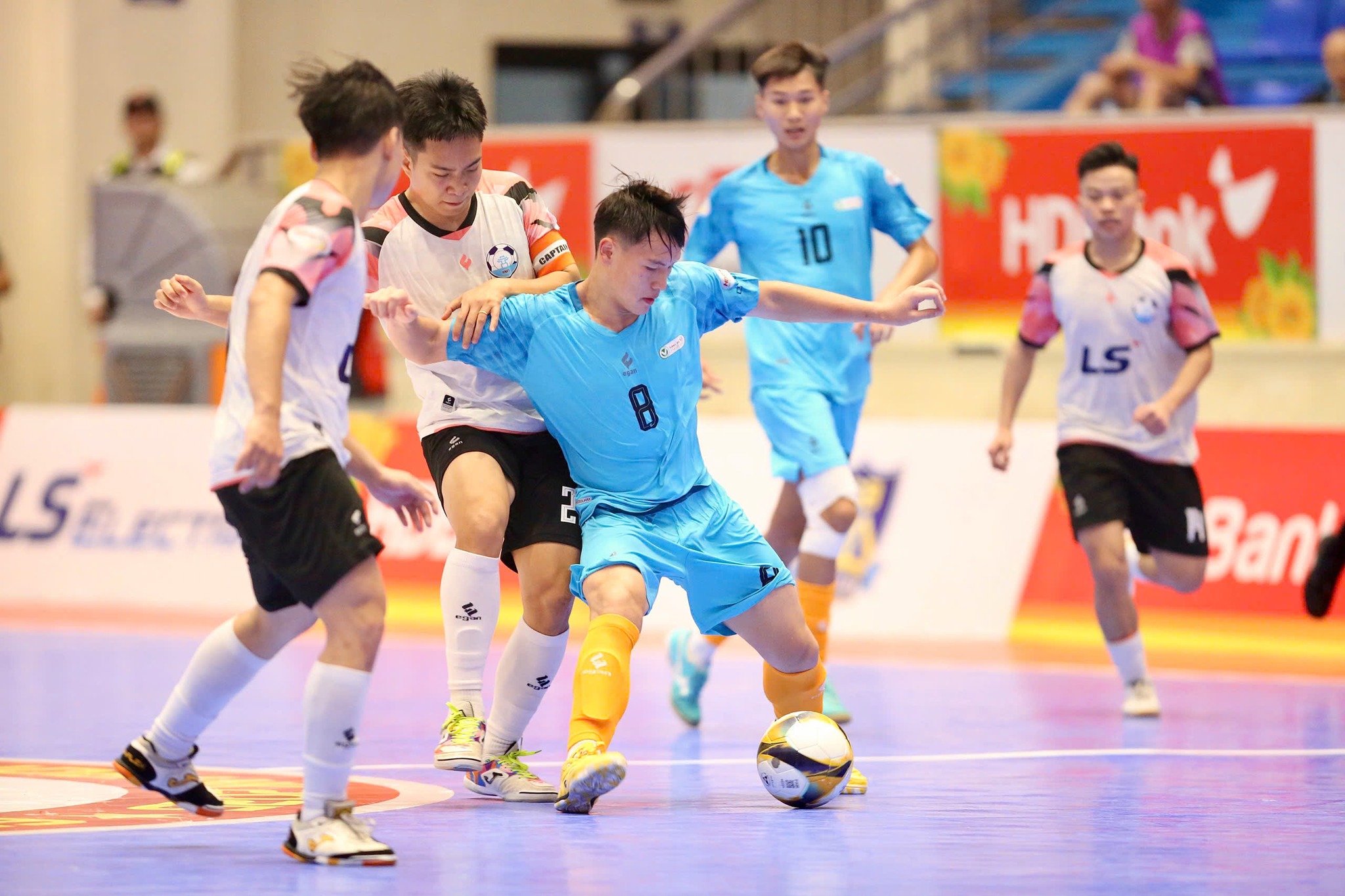 “Mưa” bàn thắng và thẻ đỏ ở trận Hà Nội vs Trẻ TPHCM, Sài Gòn Titans suýt gây sốc