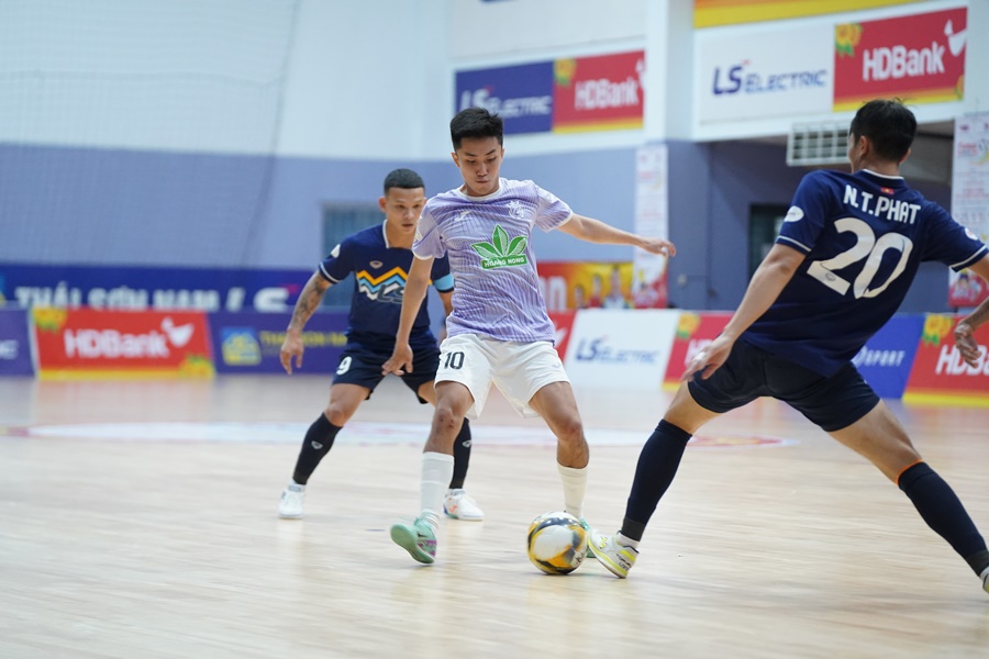 Hành động đẹp của cầu thủ Luxury Hạ Long ở giải futsal VĐQG