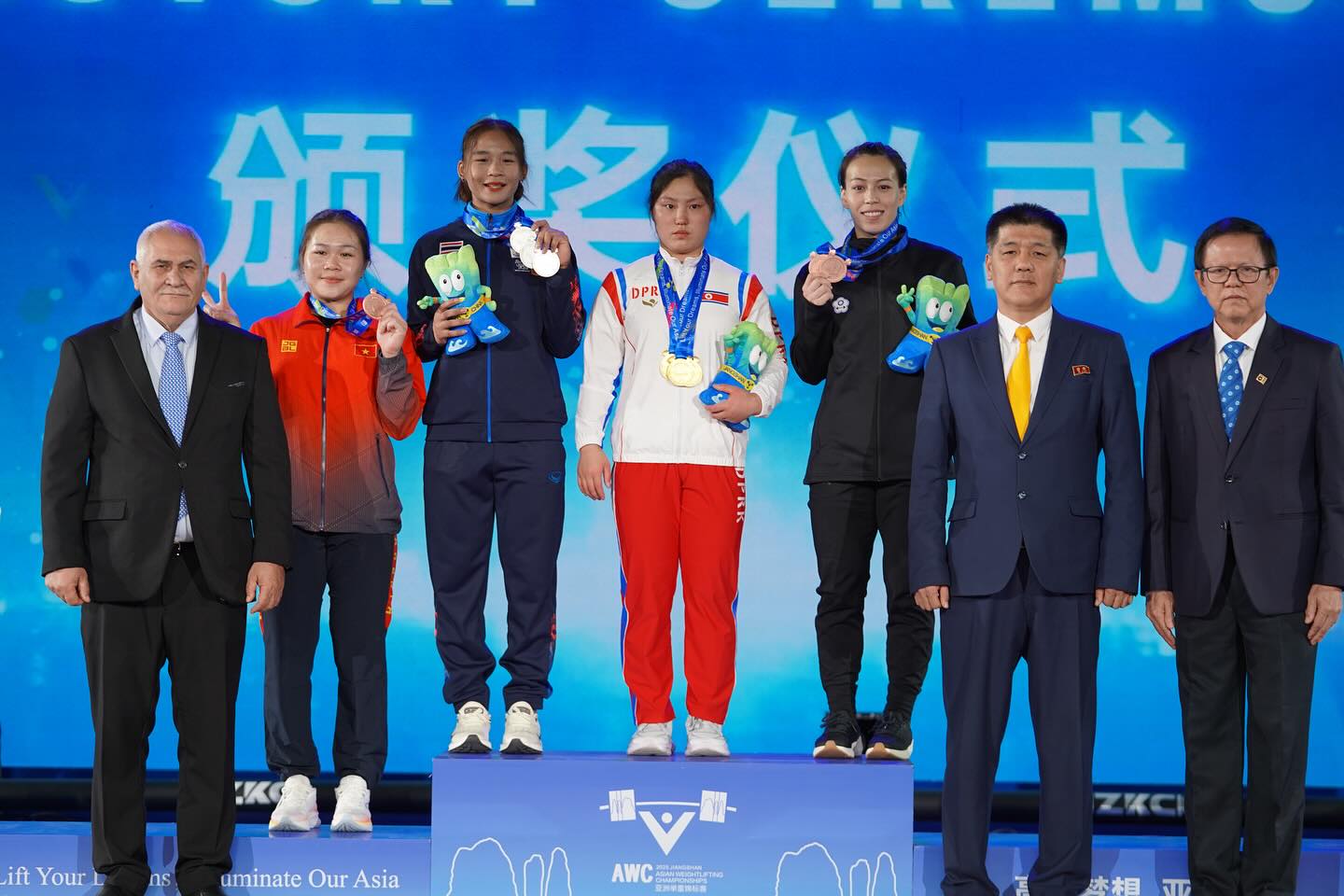 Quàng Thị Tâm bất ngờ vượt nhà vô địch Olympic giành huy chương cử tạ châu Á Quàng Thị Tâm bất ngờ vượt nhà vô địch Olympic giành huy chương cử tạ châu Á