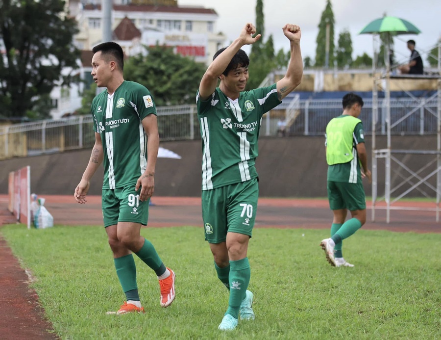 Công Phượng hết cơ hội vô địch hạng Nhất, sáng cửa đá play-off
