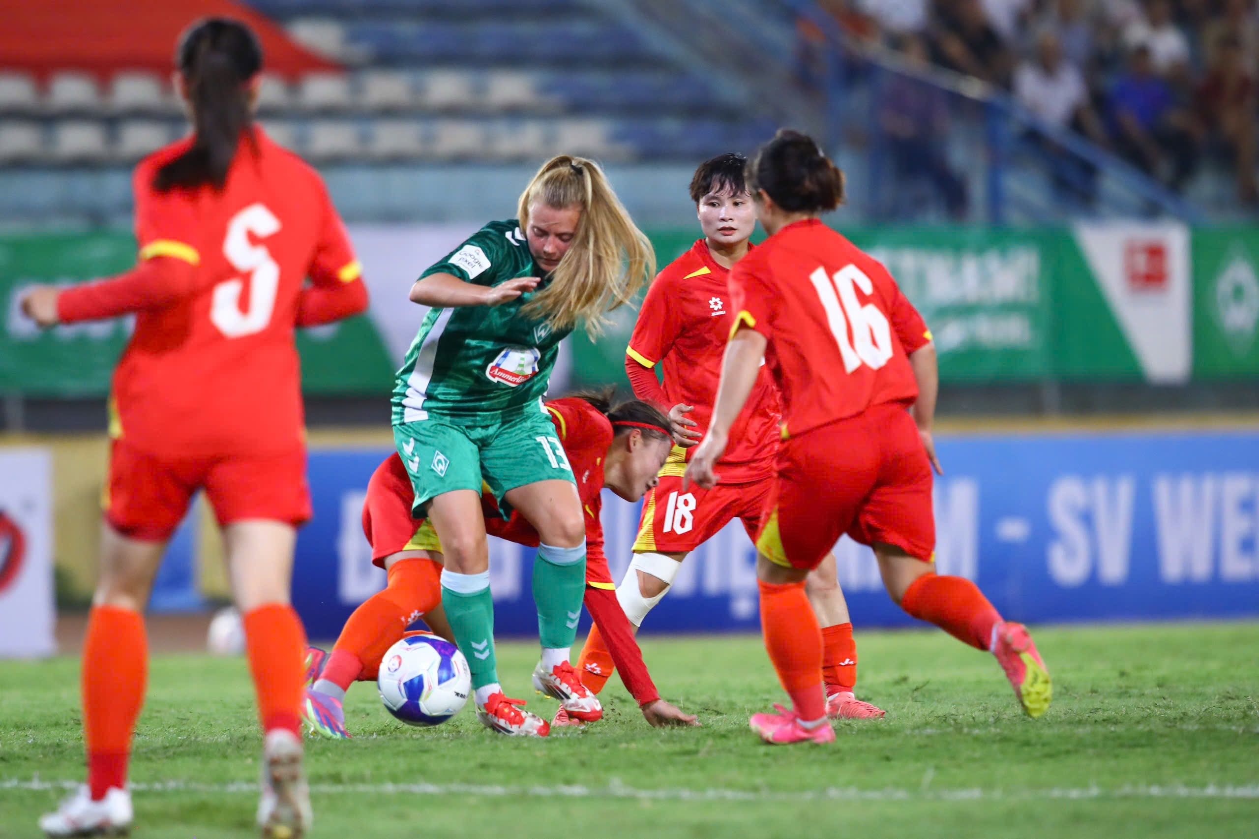 Tuyển nữ Việt Nam bất lực trước sức mạnh của Werder Bremen