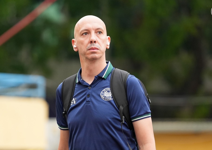 Trợ lý “tai tiếng” của HLV Mano Polking lại gây sốt ở V.League