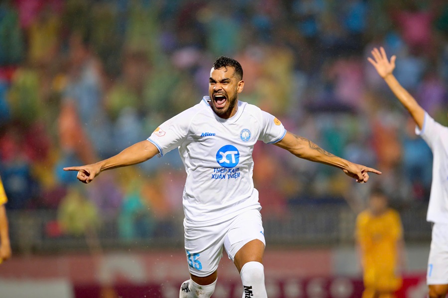 Thắng SLNA, CLB Nam Định chạm tay vào chức vô địch V.League