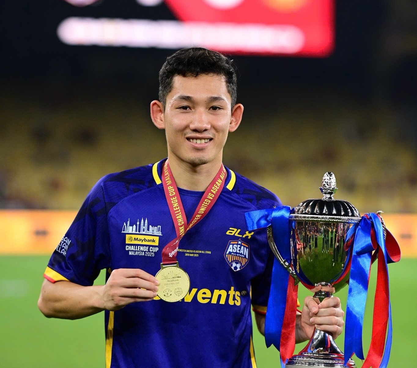 Báo Anh ngả mũ khi Hai Long phô diễn đẳng cấp trước Man United
