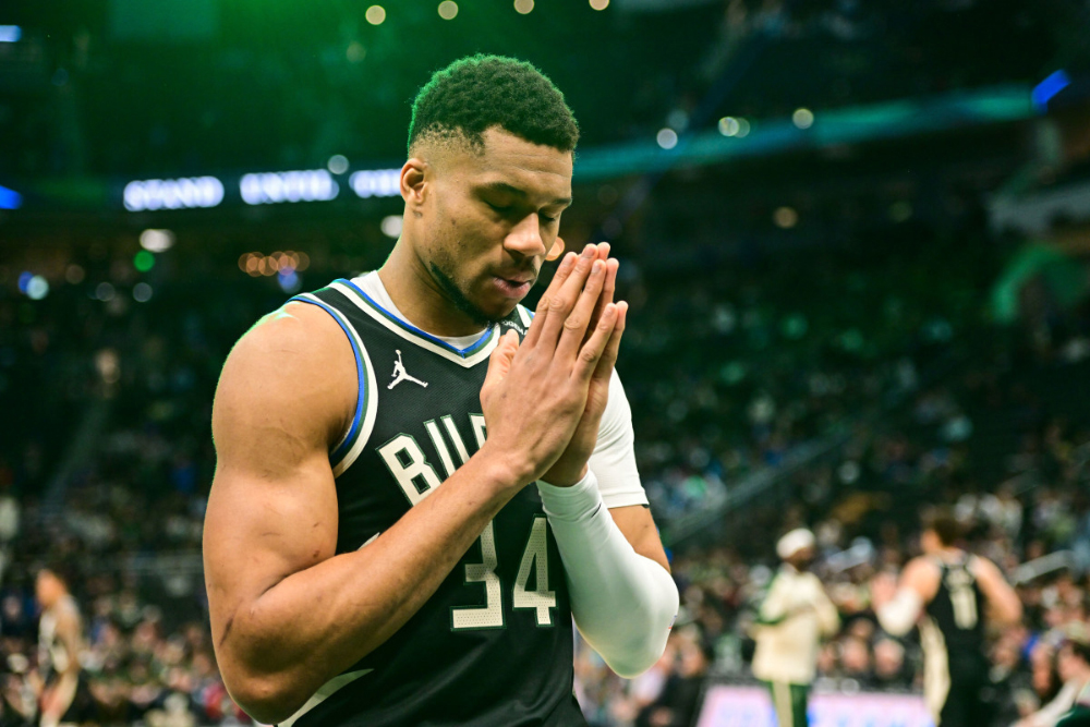 Giannis Antetokounmpo bên bờ vực Giannis Antetokounmpo bên bờ vực