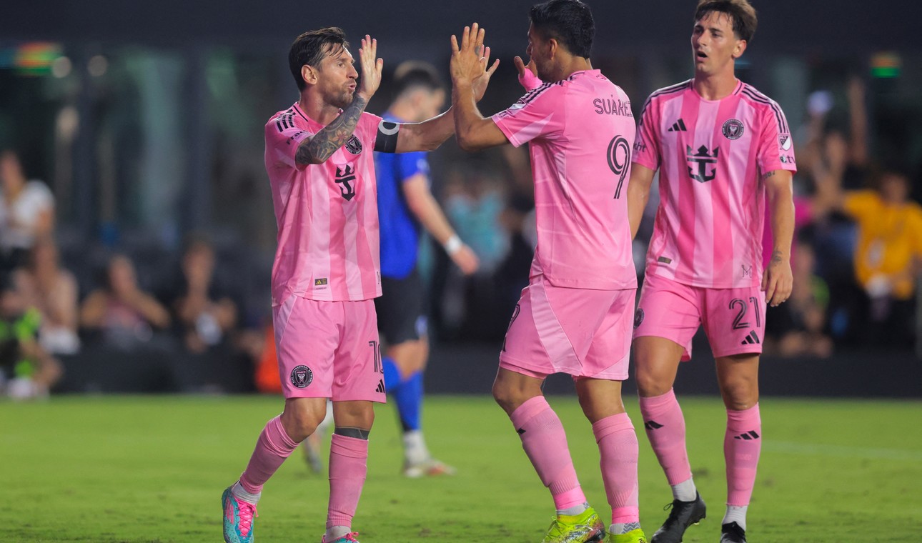 Messi kiến tạo và ghi 2 bàn bằng lốp bóng qua thủ môn sau 24 phút