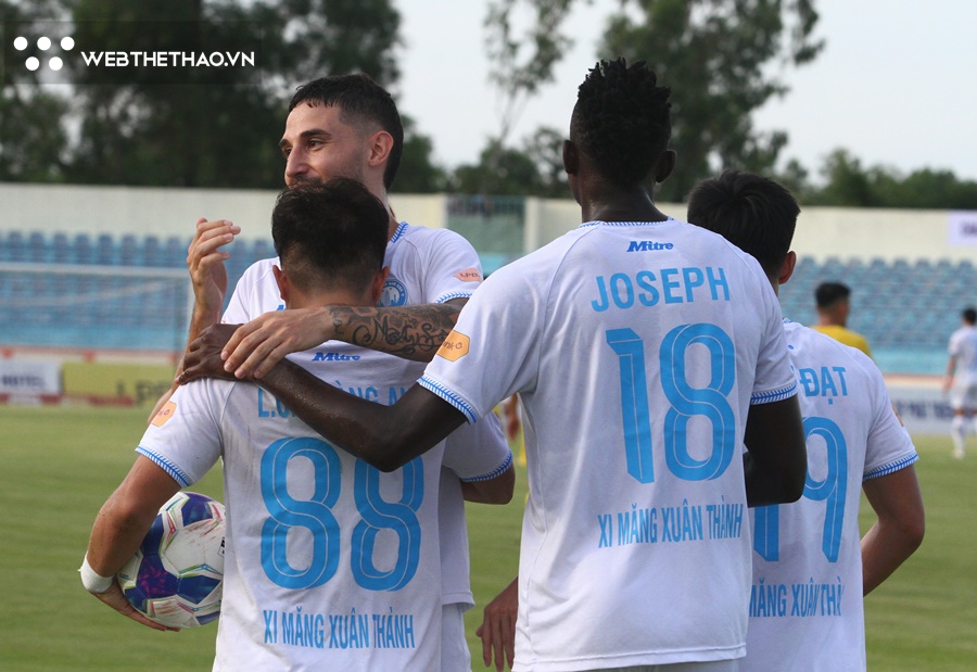 CLB Nam Định bảo vệ thành công ngôi vô địch V.League sớm 1 vòng đấu