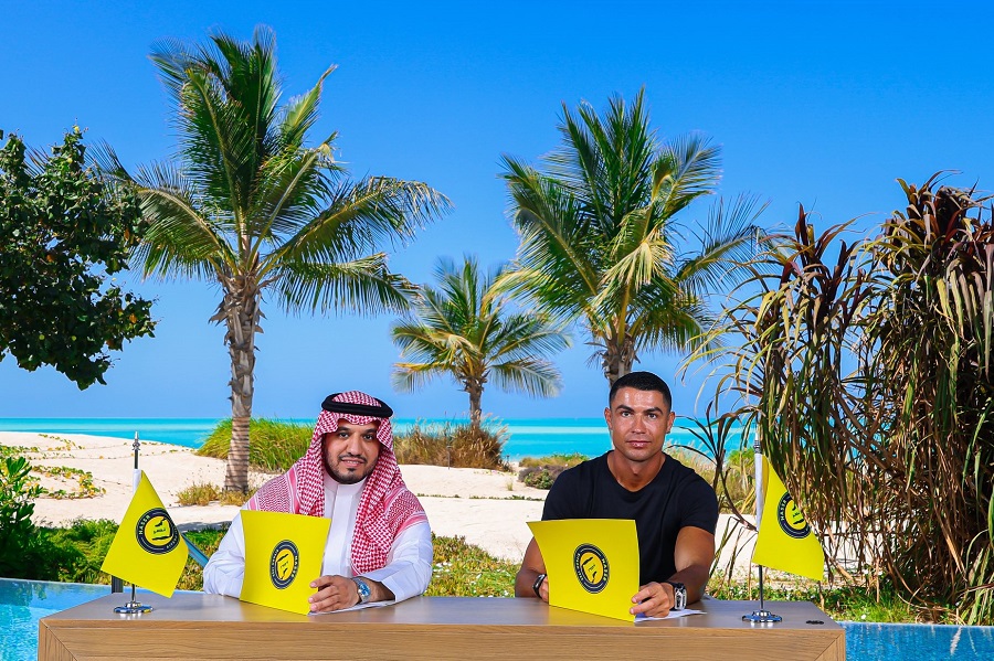 Choáng váng với số tiền Ronaldo kiếm được trong 2 năm khi ở lại Al Nassr