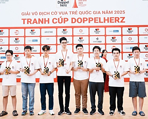 Đầu Khương Duy cùng Bành Gia Huy và nhiều kỳ thủ trẻ được vinh danh