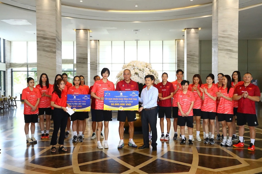 Đội tuyển b&oacute;ng chuyền nữ Việt Nam nhận thưởng n&oacute;ng trước thềm B&aacute;n kết VTV Cup 2025