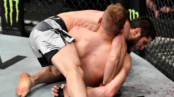 Cựu vương UFC Islam Makhachev đánh đối thủ cầu xin trọng tài dừng trận
