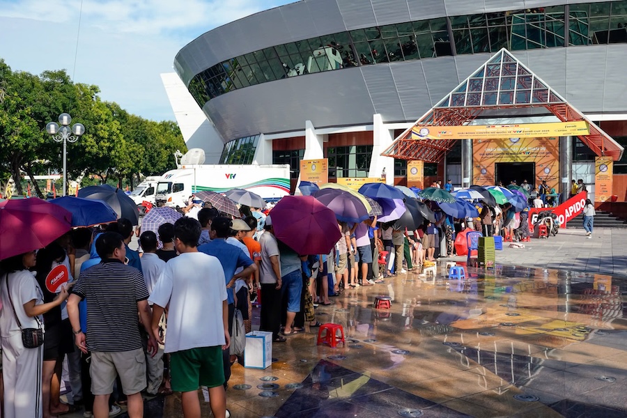 Khán giả xếp hàng dài chờ đợi hơn 1 ngày chờ trận chung kết bóng chuyền VTV Cup 2025 Khán giả xếp hàng dài chờ đợi hơn 1 ngày chờ trận chung kết bóng chuyền VTV Cup 2025