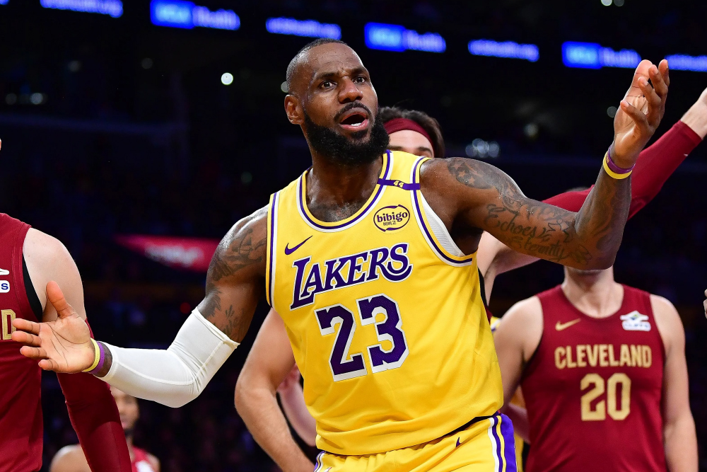 Giữa bão tin đồn chuyển nhượng: LeBron James bất ngờ xuất hiện tại trụ sở Cleveland Cavaliers?