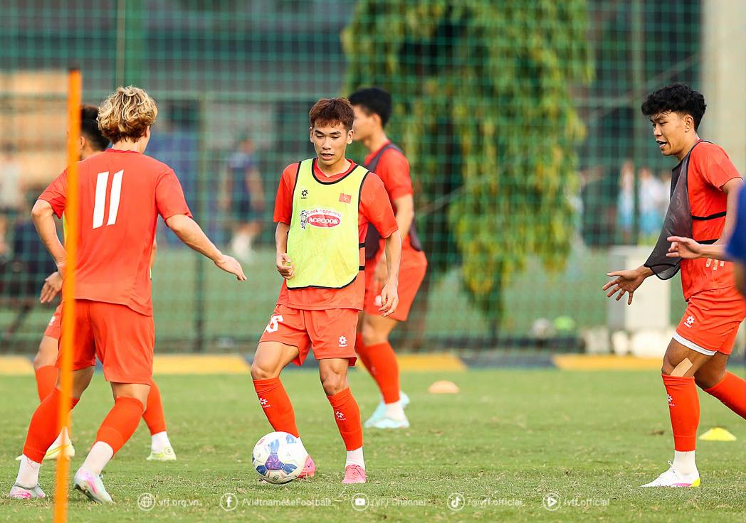 HLV Kim Sang Sik loại cầu thủ trẻ hay nhất V.League ở U22 Việt Nam