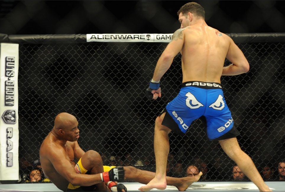 Pha "nghiệp quật" sốc nhất lịch sử UFC đã xảy ra như thế nào?