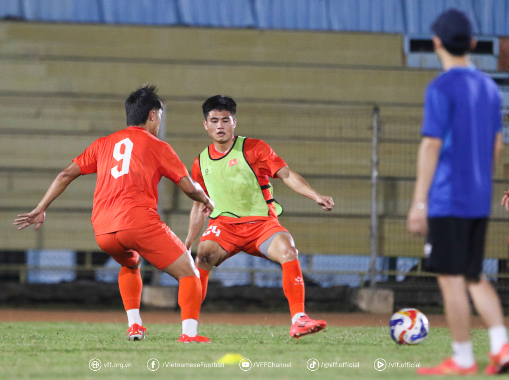 Cầu thủ U23 Việt Nam muốn nâng cúp vô địch trên sân của Indonesia