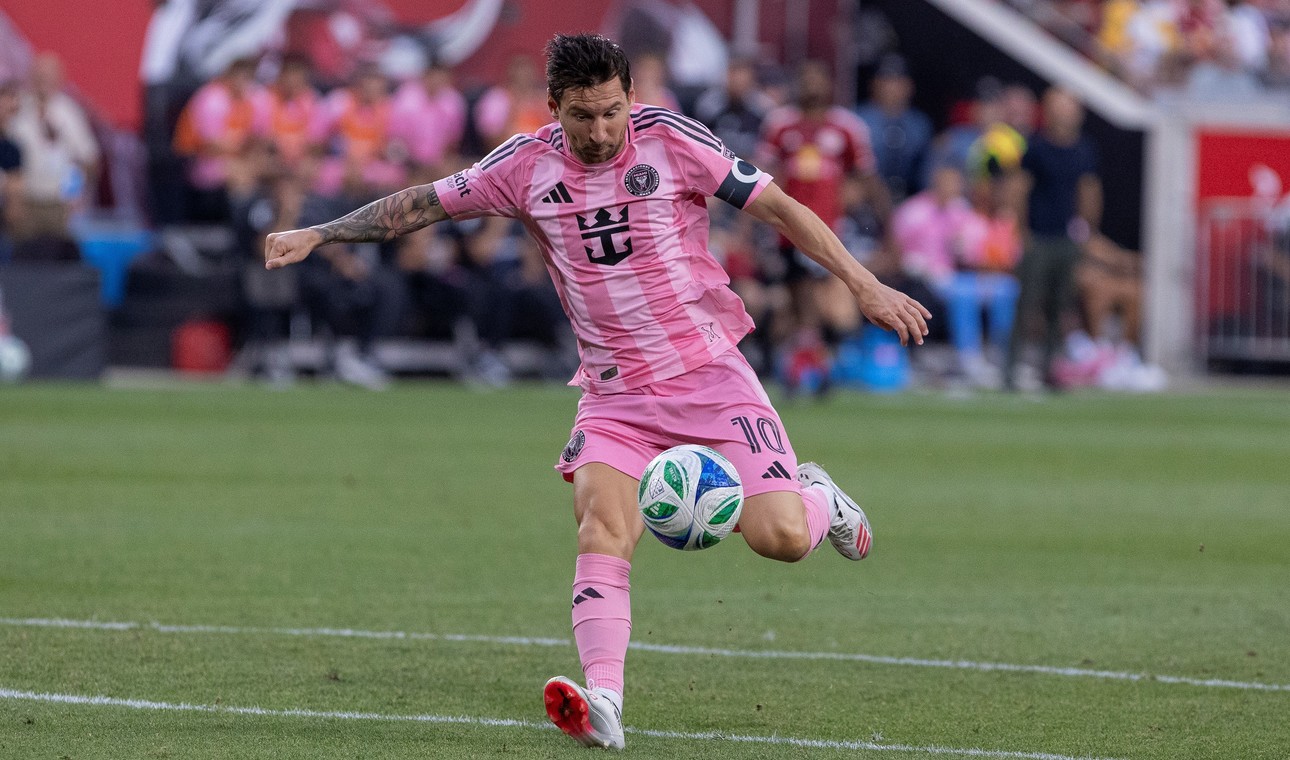 Chiêm ngưỡng pha kiến tạo "không cần nhìn" của Messi cho Alba ghi bàn