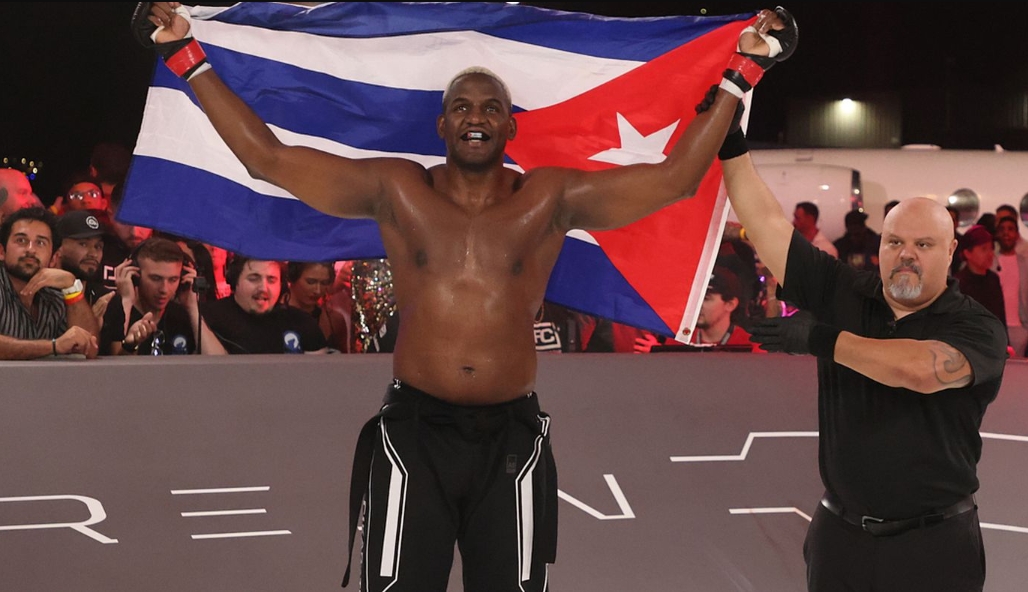 Bị UFC ruồng bỏ, HCĐ Olympic hạ 3 đối thủ ở giải Karate trong một đêm