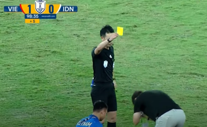 HLV Kim Sang Sik chắp tay lạy trọng t&agrave;i, trợ l&yacute; Indonesia nhận thẻ đỏ v&igrave; &ldquo;chơi bẩn&rdquo;