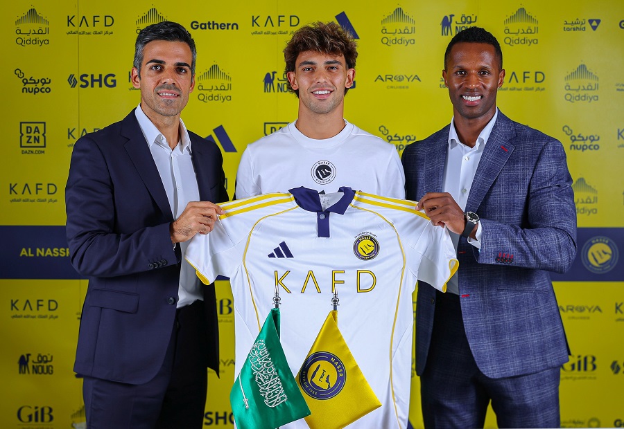 Cristiano Ronaldo đứng sau thương vụ khủng tới Al Nassr với mức lương khó tin