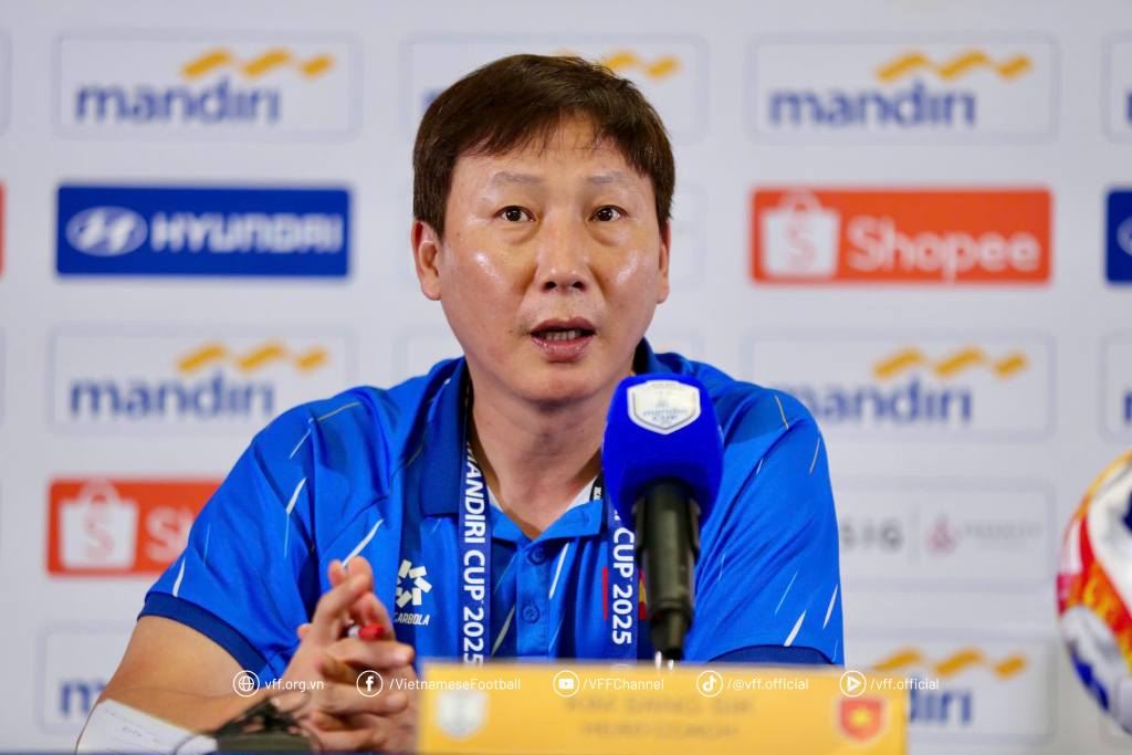 HLV Kim Sang Sik lý giải “chiêu” rải chai nước cản U23 Indonesia ném biên